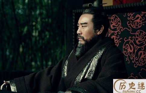 “说曹操曹操就到”后面一句是什么