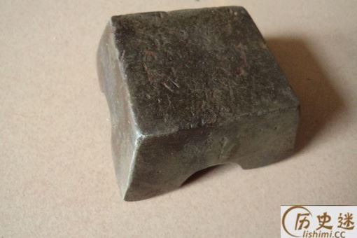 打铁的铁砧下面为什么要用铁链缠绕