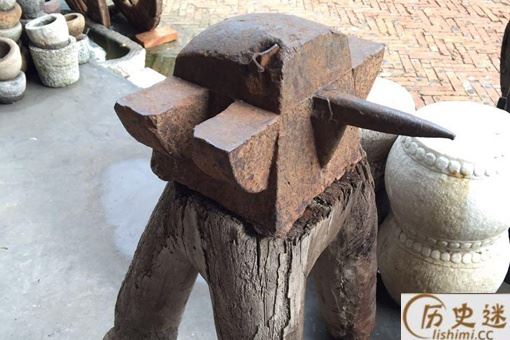 打铁的铁砧下面为什么要用铁链缠绕