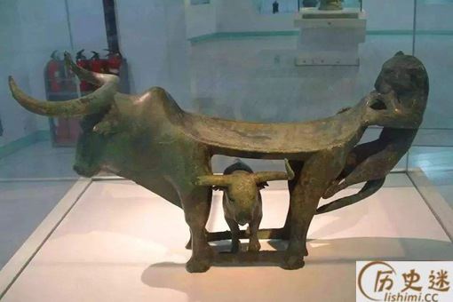 牛虎铜案有什么特点